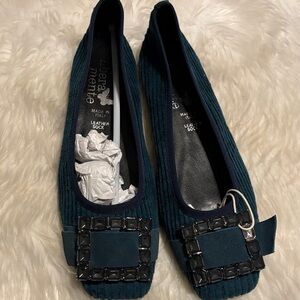 NWT Libera Mente Teal Velvet Flats Sz 40